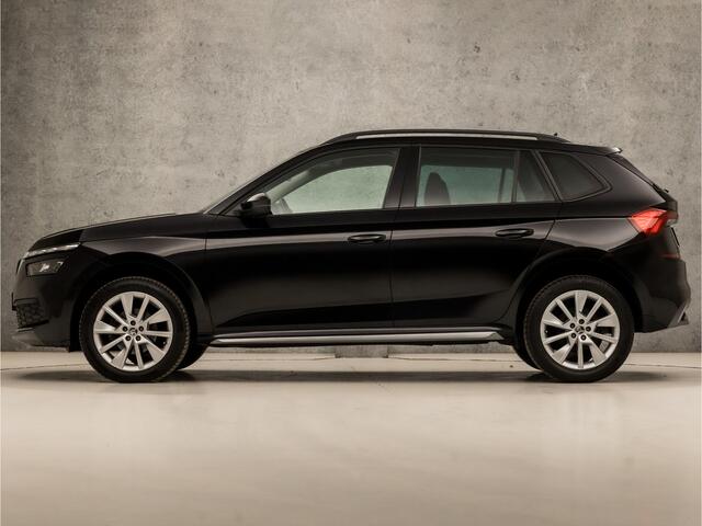 Skoda Kamiq 1.0 TSI Luxury Sport Automaat (VIRTUAL COCKPIT, APPLE CARPLAY, LEDER/ALCANTARA, STOELVERWARMING, CAMERA, ADAPTIVE CRUISE, KEYLESS, MATRIX LED, NIEUWSTAAT)