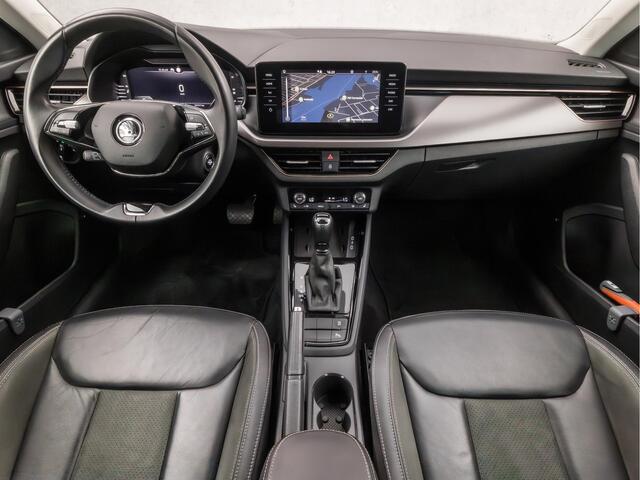 Skoda Kamiq 1.0 TSI Luxury Sport Automaat (VIRTUAL COCKPIT, APPLE CARPLAY, LEDER/ALCANTARA, STOELVERWARMING, CAMERA, ADAPTIVE CRUISE, KEYLESS, MATRIX LED, NIEUWSTAAT)