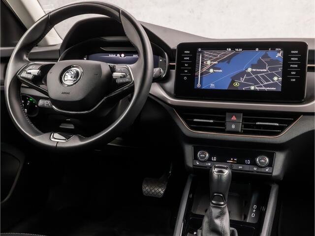 Skoda Kamiq 1.0 TSI Luxury Sport Automaat (VIRTUAL COCKPIT, APPLE CARPLAY, LEDER/ALCANTARA, STOELVERWARMING, CAMERA, ADAPTIVE CRUISE, KEYLESS, MATRIX LED, NIEUWSTAAT)