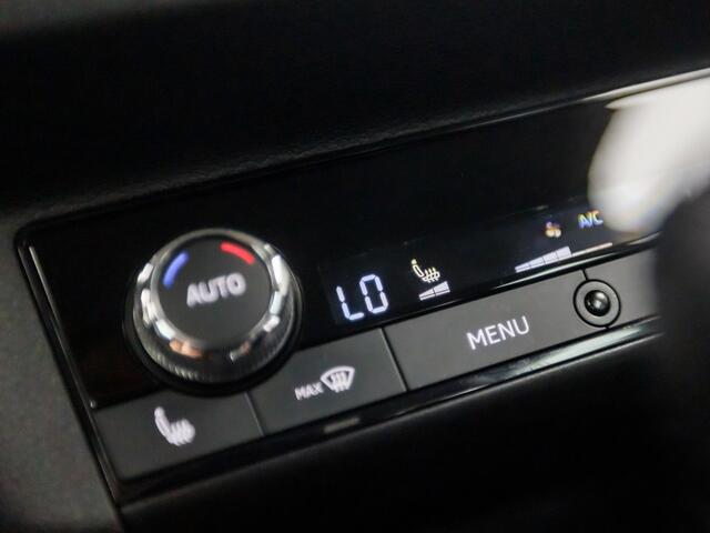 Skoda Kamiq 1.0 TSI Luxury Sport Automaat (VIRTUAL COCKPIT, APPLE CARPLAY, LEDER/ALCANTARA, STOELVERWARMING, CAMERA, ADAPTIVE CRUISE, KEYLESS, MATRIX LED, NIEUWSTAAT)