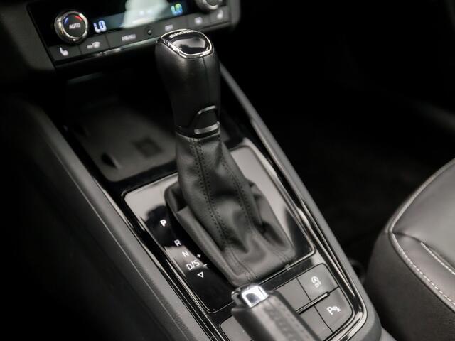 Skoda Kamiq 1.0 TSI Luxury Sport Automaat (VIRTUAL COCKPIT, APPLE CARPLAY, LEDER/ALCANTARA, STOELVERWARMING, CAMERA, ADAPTIVE CRUISE, KEYLESS, MATRIX LED, NIEUWSTAAT)
