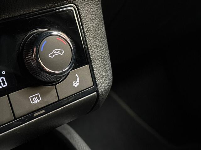Skoda Kamiq 1.0 TSI Sportline Automaat (RS KUIPSTOELEN, VIRTUAL COCKPIT, APPLE CARPLAY, GROOT NAVI, STOELVERWARMING, ADAPTIVE CRUISE, GETINT GLAS, ZWART HEMEL, NIEUWSTAAT)