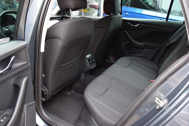 Skoda Kamiq 1.0 TSI 110PK Business Edition DSG Automaat | BOVAG Garantie | Trekhaak | Voorstoelen verwarmd | Automatische Airco | Parkeersensoren | Apple Carplay/Android Auto |