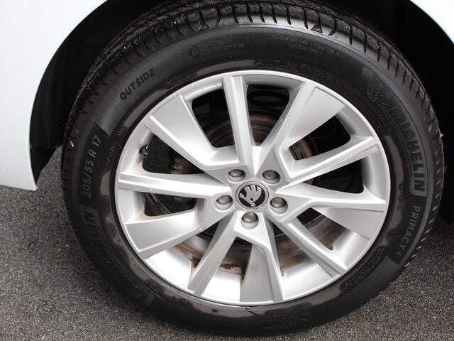 Skoda Kamiq 1.0 TSI 110pk DSG Style Navigatie Apple Carplay/Android auto Parkeersensor achter Cruise Control Verwarmbare voorstoelen Extra getint glas Climate Control Digitale Cockpit