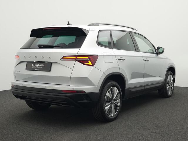 Skoda Karoq 1.5 TSI ACT 150 pk DSG Business Edition Plus | Stoel-/achterbankverwarming | Trekhaak | Sportonderstel | Adaptive Cruise | Achteruitrijcamera | 17 inch