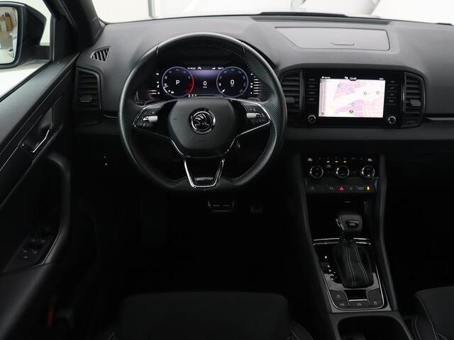 Skoda Karoq 1.5 TSI Sportline | Trekhaak | Stoelverwarming | Camera | Carplay | Virtual Cockpit | Sportstoelen | Navigatie | Full LED | Parkeerhulp | Sfeerverlichting | Climate control | Cruise control