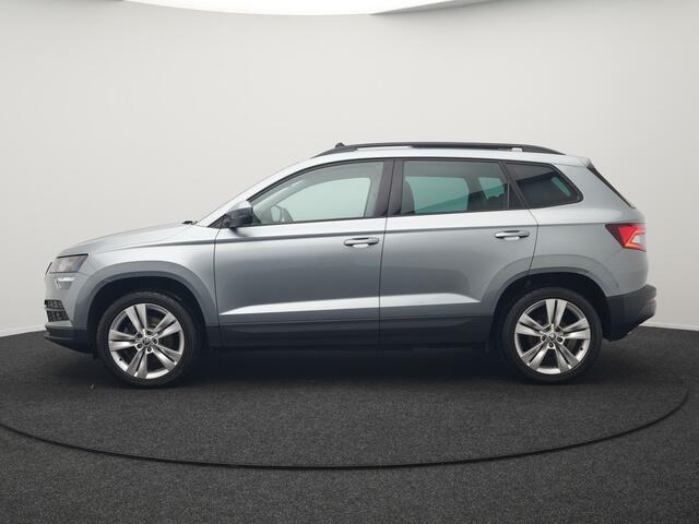 Skoda Karoq 1.0 TSI Style DSG116pk Dealer O.H. | Trekhaak Af Fabriek | Panodak | Camera | Apple Carplay | Sportstoelen Verwarmd | Navigatie | Keyless | Cruise Control | DAB |