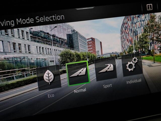 Skoda Karoq 1.5TSI/150PK ACT Sportline DSG · Navigatie · Trekhaak · Apple/Android Car Play · Camera · Garantie tot februari 2029 of 60000km.