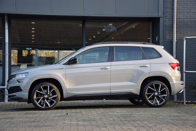 Skoda Karoq 1.5 TSI 150PK ACT Sportline Business DSG Automaat | Org. NL | BOVAG Garantie | Trekhaak | 19'' Velgen | Virtual Cockpit | Achteruitrijcamera | Stoel/Stuur&Voorruitverwarming |