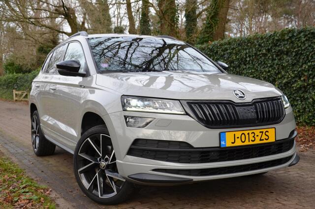 Skoda Karoq 1.5 TSI ACT Sportline Business Automaat/Navi/Audio installatie premium/Led/Pdc/Ecc/Stuur&Stoelverwarming/Virtual Cockpit/Achteruitrijcamera/Cr-Control adaptief/Canton/Privacy-Glass/19-Inch Lmv/Trekhaak wegklapbaar