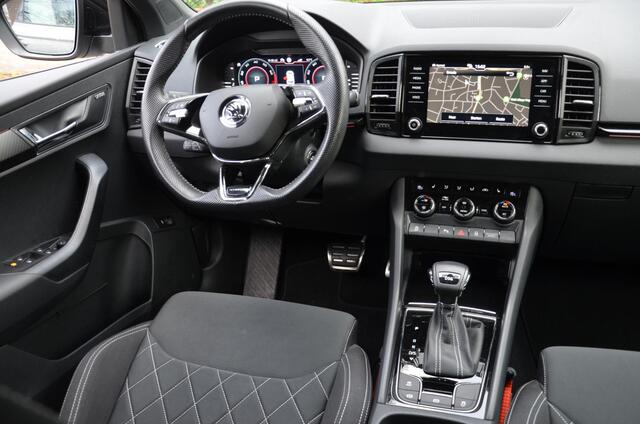 Skoda Karoq 1.5 TSI ACT Sportline Business Automaat/Navi/Audio installatie premium/Led/Pdc/Ecc/Stuur&Stoelverwarming/Virtual Cockpit/Achteruitrijcamera/Cr-Control adaptief/Canton/Privacy-Glass/19-Inch Lmv/Trekhaak wegklapbaar
