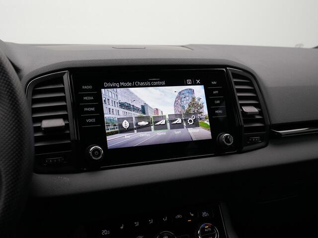 Skoda Karoq 1.5 TSI ACT 150 pk DSG Sportline | Panoramadak | Leder | Geheugenstoelen | Adaptief onderstel | Matrix LED | Stuur-/achterbankverwarming