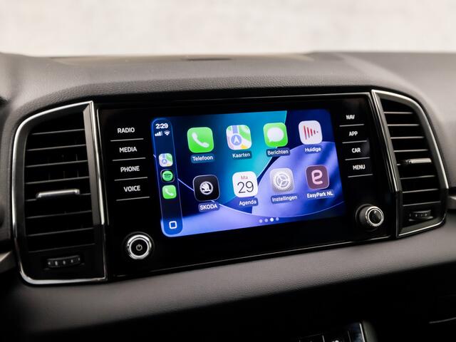 Skoda Karoq 1.5 TSI ACT Sportline Automaat (APPLE CARPLAY, KEYLESS ENTRY, STOELVERWARMING, SPORTSTOELEN, GETINT GLAS, WITTE STIKSELS, CLIMATE CONTROL, BLUETOOTH, NIEUWSTAAT)