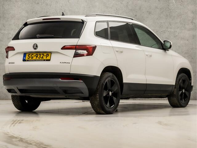 Skoda Karoq 1.0 TSI Black&White Automaat (APPLE CARPLAY, GROOT NAVI, DEALER ONDERHOUDEN, CRUISE CONTROL, GETINT GLAS, SPORTSTOELEN, PARKEERSENSOREN, CRUISE CONTROL, ELEK PAKKET, NIEUWSTAAT)
