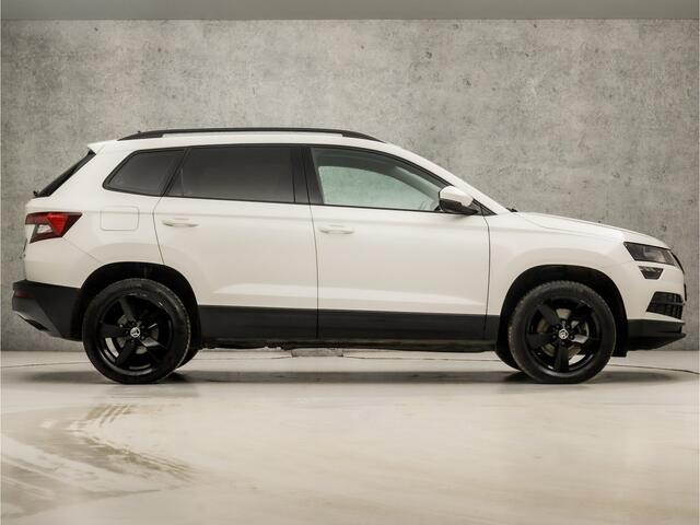 Skoda Karoq 1.0 TSI Black&White Automaat (APPLE CARPLAY, GROOT NAVI, DEALER ONDERHOUDEN, CRUISE CONTROL, GETINT GLAS, SPORTSTOELEN, PARKEERSENSOREN, CRUISE CONTROL, ELEK PAKKET, NIEUWSTAAT)