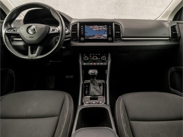 Skoda Karoq 1.0 TSI Black&White Automaat (APPLE CARPLAY, GROOT NAVI, DEALER ONDERHOUDEN, CRUISE CONTROL, GETINT GLAS, SPORTSTOELEN, PARKEERSENSOREN, CRUISE CONTROL, ELEK PAKKET, NIEUWSTAAT)