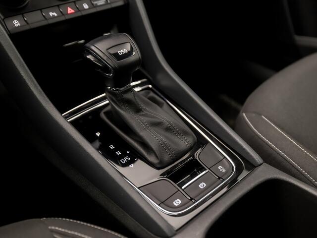 Skoda Karoq 1.0 TSI Black&White Automaat (APPLE CARPLAY, GROOT NAVI, DEALER ONDERHOUDEN, CRUISE CONTROL, GETINT GLAS, SPORTSTOELEN, PARKEERSENSOREN, CRUISE CONTROL, ELEK PAKKET, NIEUWSTAAT)