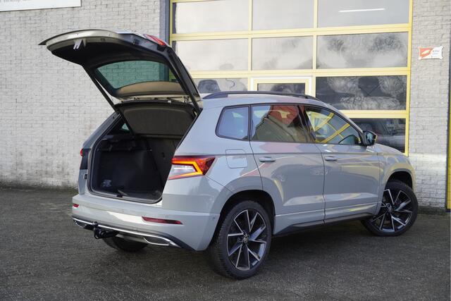 Skoda Karoq 1.5 TSI ACT 150PK! Automaat Sportline Business BJ2022 Lmv 19" | Led V+A | Pdc | Navi | Keyless entry | Elek. trekhaak | Verwarmd voorruit | Achteruitrijcamera | App-Connect | Virtual cockpit | Canton Audio | Verwarmde voorstoelen/stuurwiel | Zwarte hemel