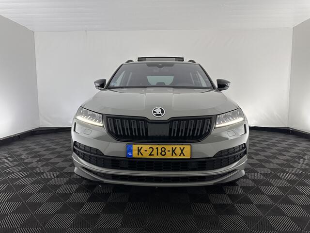 Skoda Karoq 1.5 TSI ACT Sportline Business (INCL.BTW) Aut. *PANO | DIGI-COCKPIT | FULL-LED | ADAPTIVE-CRUISE | CANTON-SOUND | BLIND-SPOT | HEATED-SPORTSEATS | CAMERA | AMBIENT-LIGHT | NAVI-FULLMAP | KEYLESS | DAB+ | TOWBAR | 19''ALU*