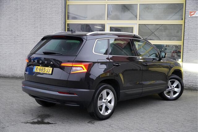Skoda Karoq 1.5 TSI ACT 150PK! Automaat Business Edition Plus BJ2021 Lmv 17" | Led V+A | Pdc | Navi | Keyless entry | Panoramadak | Verwarmde voorruit | Elek. achterklep | Achteruitrijcamera | App-Connect | Virtual cockpit | Canton Audio | Verwarmde voorstoelen/stuur
