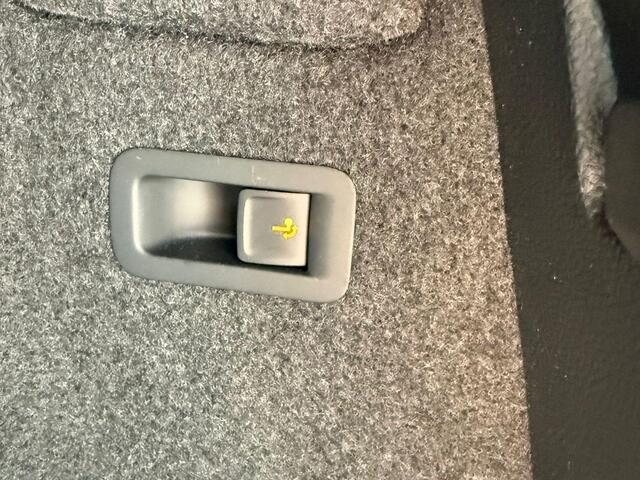 Skoda Karoq 1.5 TSI ACT Sportline Business 150pk | Wegklapbare trekhaak | Navigatie via APP | Verlengde garantie | Verwambare stoelen voor en achter