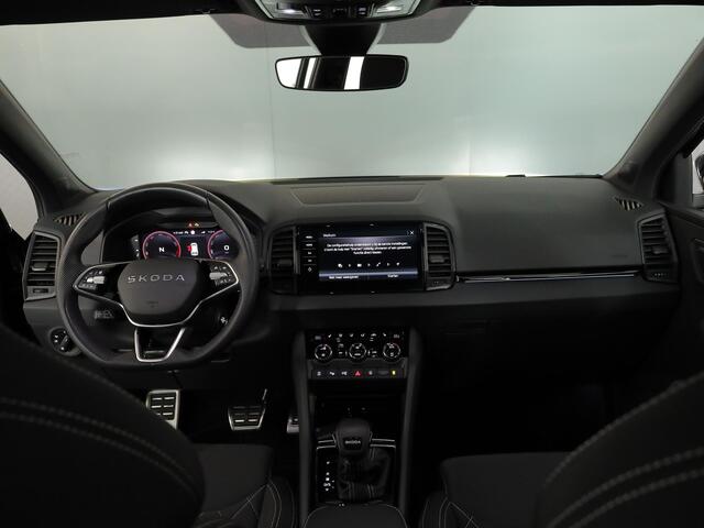 Skoda Karoq 1.5 TSI ACT Sportline Business 150 pk Automaat (DSG) | Verlengde garantie | Navigatie | Panoramadak | Parkeersensoren (Park assist) | Rondomzicht camera | Stoelverwarming v/a |