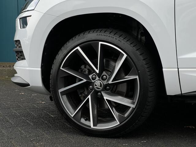 Skoda Karoq 1.5 TSI DSG AUT. Sportline Business PANO | CANTON.AUDIO | CARPLAY | TREKH.ELEK | STUUR/STOELVERW | DIGI.DASHB | ADAPT.CRUISE | CAM | LED | NAV | PDC | LMV