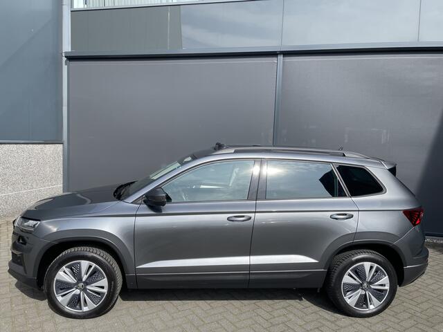 Skoda Karoq 1.5 TSI ACT Business Edition Plus Schuif/kanteldak - Achteruitrijcamera - Elektrische trekhaak - Stoelverwarming - Parkeersensoren - Airco - Apple carplay - Navigatiesysteem - Achterspoiler - Stuur multifunctioneel - Licht metalen velgen 17 inch - Bluetoo