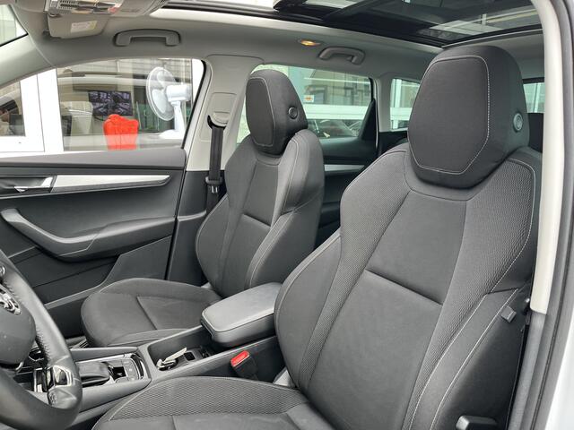 Skoda Karoq 1.5 TSI ACT Ambition / AUTOMAAT/ PANODAK/ KEYLESS/ CRUISE/ DIGITAL DASH/ DAB/ NAVI/ SMARTLINK/ CLIMA/ STOELVERWARMING/ PARK. SENSOREN + CAMERA