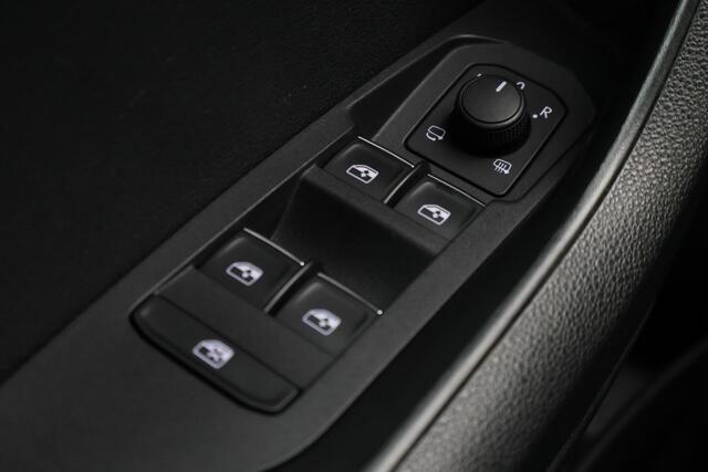 Skoda Karoq 1.5 TSI ACT Style Business Climate, Cruise, Verwarmde Voorruit, Apple Carplay, LED, Trekhaak, 18''