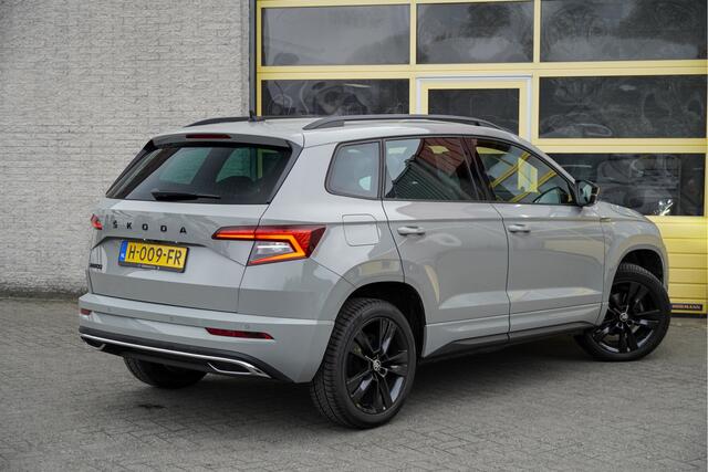 Skoda Karoq 1.5 TSI ACT 150PK! Automaat Sportline Business BJ2020 Lmv 18" | Led V+A | Pdc | Keyless entry | Verwarmde voorruit | Achteruitrijcamera | App-Connect | Navi | Virtual cockpit | Dashboard verlichting | Verwarmde voorstoelen | Zwarte hemel