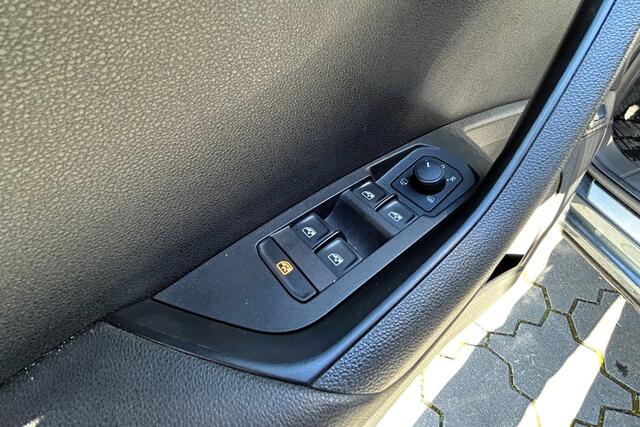 Skoda Karoq 1.5 TSI 150pk DSG Sportline Business 34716KM! PANO TREKHAAK