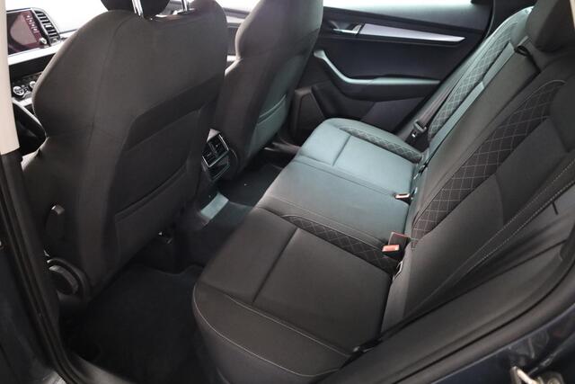 Skoda Karoq 1.0 TSI Business Edition Plus TREKHAAK-ELEC. CAMERA STOELVERWARMING CARPLAY SFEERVERLICHTING DAB NAVI 2xPDC ENZ.
