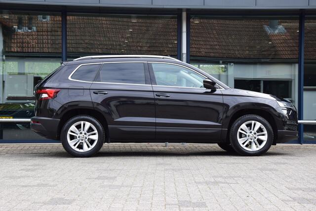 Skoda Karoq 1.5 TSI ACT 150PK Business Edition Plus DSG Automaat | Org. NL | BOVAG Garantie | Trekhaak | Panoramadak | Sportstuur | Full LED | Achteruitrijcamera | Navigatie | All Season Banden |