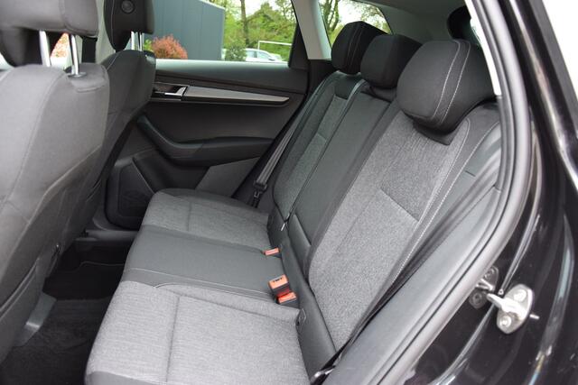 Skoda Karoq 1.5 TSI ACT 150PK Business Edition Plus DSG Automaat | Org. NL | BOVAG Garantie | Trekhaak | Panoramadak | Sportstuur | Full LED | Achteruitrijcamera | Navigatie | All Season Banden |