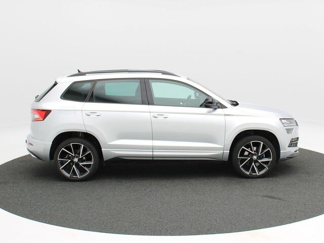 Skoda Karoq 1.5 TSi 150 Pk Automaat Sportline Business | Panorama dak | Stoelverwarming | Trekhaak | Camera | CarPlay | 19 Inch | 79.362 Km !!