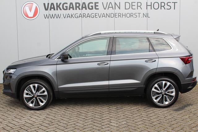 Skoda Karoq 1.5-150pk 'Selection' DSG-AUTOMAAT ! Fijne comfortabele hoogzitter, slechts 11.000km, trekgew. 1.500kg ! Aut. airco, Stuur- en stoelverwarm., Adapt. Cruise Cntrl, Climate Cntrl, Keyless entry/keyless go, Navigatie by Apple CarPlay/Android auto etc.