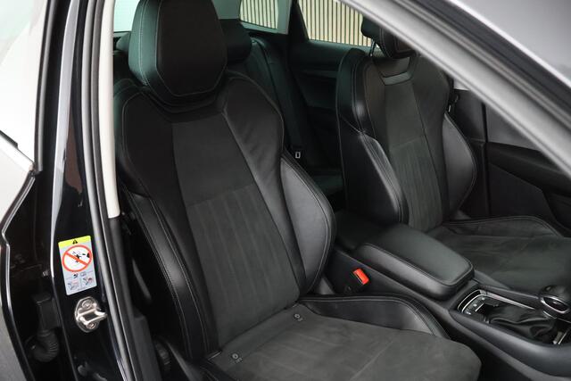 Skoda Karoq 1.5 TSI ACT 150pk DSG Business Edition Trekhaak Camera Keyless Sportstoelen Virtual Cockpit Navigatie