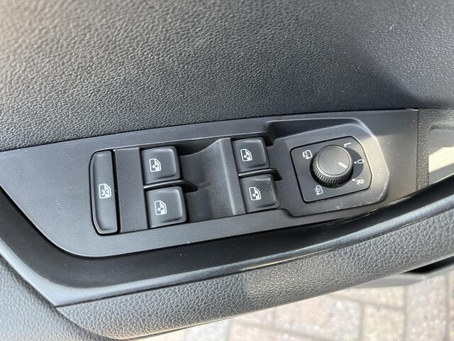 Skoda Karoq 1.5 TSI ACT Style / AUTOMAAT/ TREKHAAK/ DIGITAL DASH/ NAVI/ SMARTLINK/ PARK. SENSOREN + CAMERA/ CLIMATE/ STOELVERWARMING