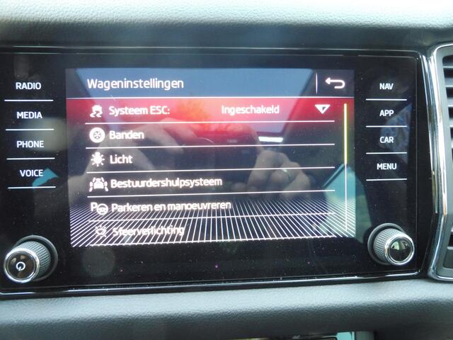 Skoda Kodiaq 1.5 TSI Business Edition Trekhaak | Camera | Panodak | Stof/leer | 1e eig | Géén afleverkosten.