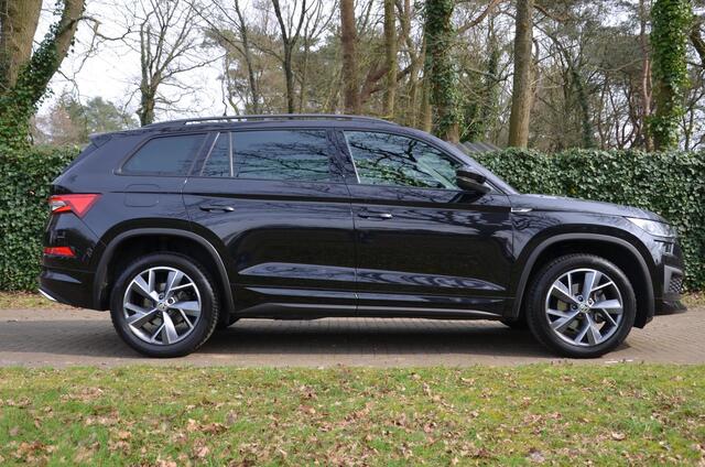 Skoda Kodiaq 1.5 TSI Sportline Business 7 Persoons. Automaat/Navi/Led/Ecc/Pdc/Achteruitrij-camera/Stuur&Stoelverwarming/Half-Leer/Panoramadak/Privacy-Glass/Cruise control adaptief/Elektrisch verstelbare stoelen
