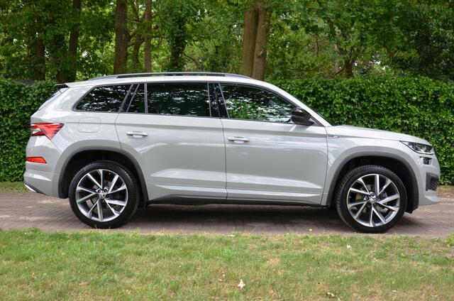 Skoda Kodiaq 1.5 TSI Sportline Business Automaat/Navi/Led/Ecc/Pdc/Achteruitrij-camera/Stuur&Stoelverwarming/Half-Leer/Panoramadak/Privacy-Glass/Cruise control adaptief/Elektrisch verstelbare stoelen/Wegklapbare trekhaak.