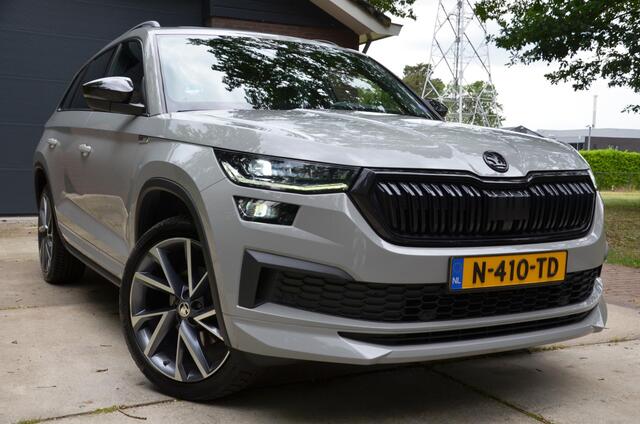 Skoda Kodiaq 1.5 TSI Sportline Business Automaat/Navi/Led/Ecc/Pdc/Achteruitrij-camera/Stuur&Stoelverwarming/Half-Leer/Panoramadak/Privacy-Glass/Cruise control adaptief/Elektrisch verstelbare stoelen/Wegklapbare trekhaak.
