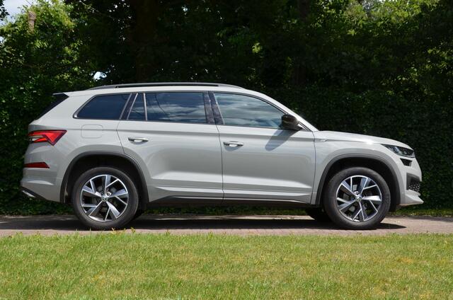 Skoda Kodiaq 1.5 TSI Sportline Business 7 Persoons. Navi/Led/Ecc/Pdc/Achteruitrij-camera/Stuur&Stoelverwarming/Half-Leer/Privacy-Glass/Cruise control adaptief/Elektrisch verstelbare stoelen/Wegklapbare trekhaak.