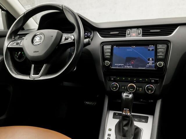 Skoda OCTAVIA Combi 1.0 TSI Sport Automaat (SCHUIFDAK, APPLE CARPLAY, NAVIGATIE, CLIMATE, STOELVERWARMING, BRUIN LEDER, SPORTSTOELEN, CRUISE, GETINT GLAS, KEYLESS, XENON, TREKHAAK, NIEUWE APK, NIEUWSTAAT)