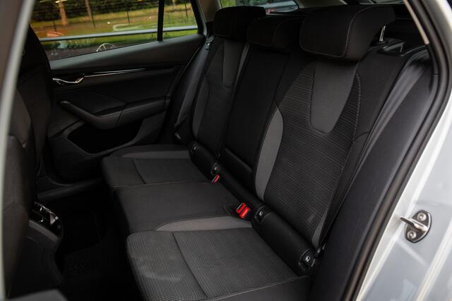 Skoda OCTAVIA Combi 1.0 e-TSI Business Edition Schakelflippers, Virtual cockpit, Cruise control, Navigatie, Elektrische achterklep