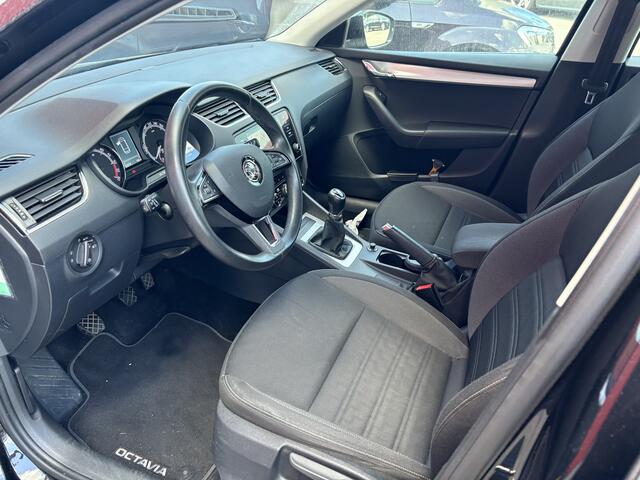 Skoda OCTAVIA Combi 1.6 TDI Greentech Ambition Business 1500KG TREKKEN / TREKHAAK / CARPLAY / NAVI / CLIMA / PDC / BLUETOOTH / CRUISE / NL-AUTO