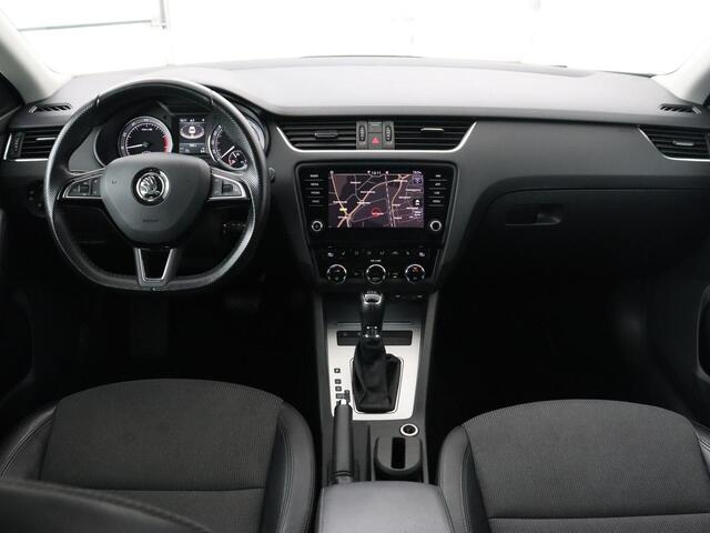 Skoda OCTAVIA 1.0 TSI Ambition | Trekhaak | Stoelverwarming | Carplay | Full LED | Half leder | Navigatie | Sportstuur | Parkeerhulp | Climate control | Cruise control | DAB
