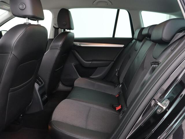 Skoda OCTAVIA 1.0 TSI Ambition | Trekhaak | Stoelverwarming | Carplay | Full LED | Half leder | Navigatie | Sportstuur | Parkeerhulp | Climate control | Cruise control | DAB