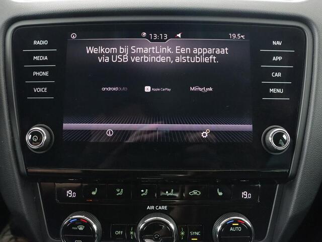 Skoda OCTAVIA 1.0 TSI Ambition | Trekhaak | Stoelverwarming | Carplay | Full LED | Half leder | Navigatie | Sportstuur | Parkeerhulp | Climate control | Cruise control | DAB